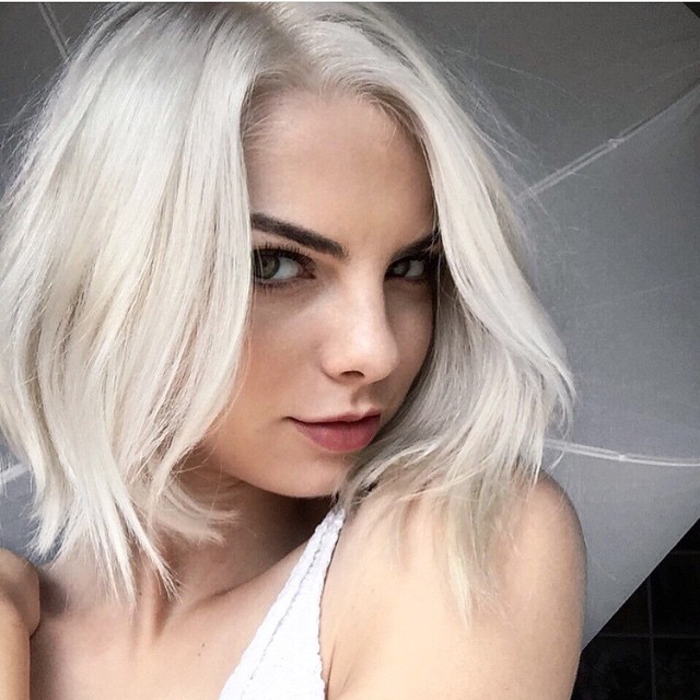 The cute blonde boubes shave for the round face shapes