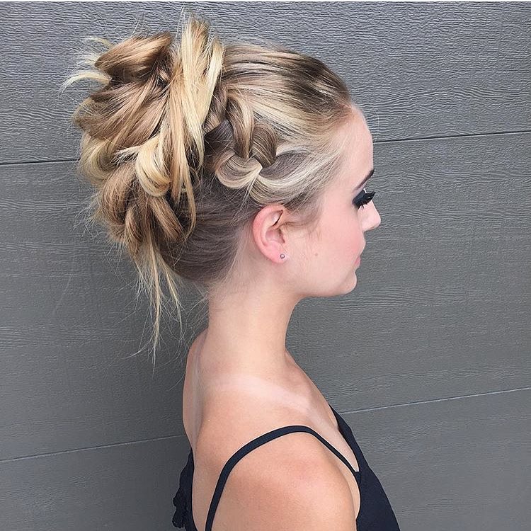 Elegant hairstyles for the dancer party - the best concert haircuts Elegant hairstyles for the dancer party - the best concert haircuts