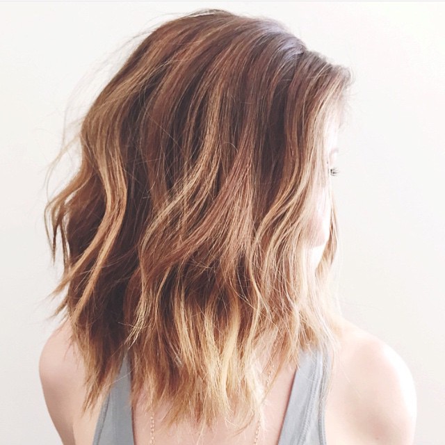 The hairstyle at a slightly easy -to -length hair per day