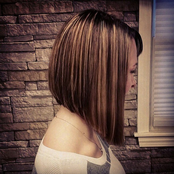 Inverted medium hairstyle with prominent points