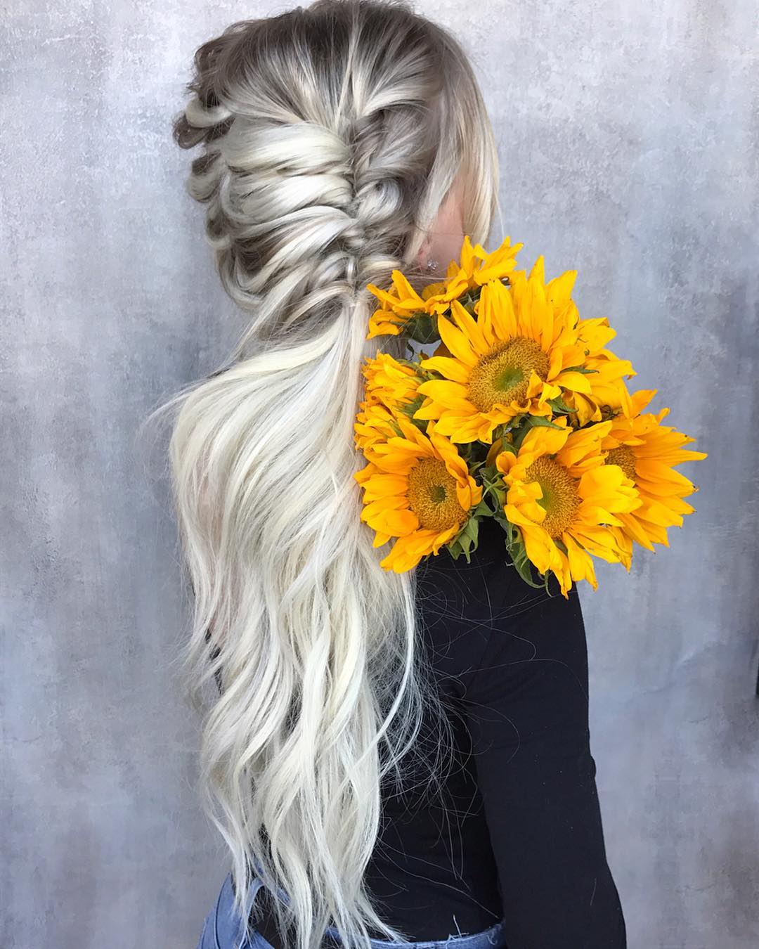 The chaotic hairstyle is braided with long hair, long hairstyles for women for the summer