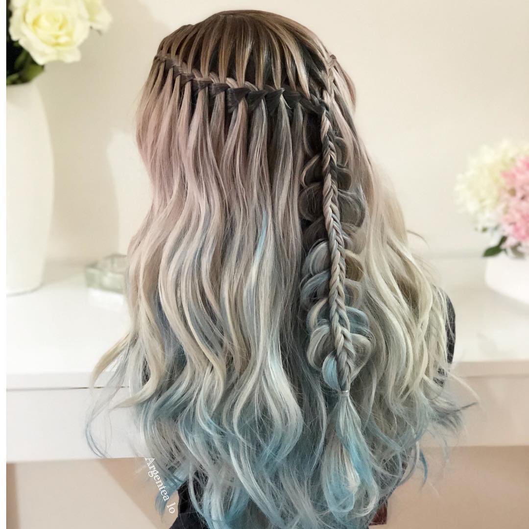 The chaotic hairstyle is braided with long hair, long hairstyles for women for the summer