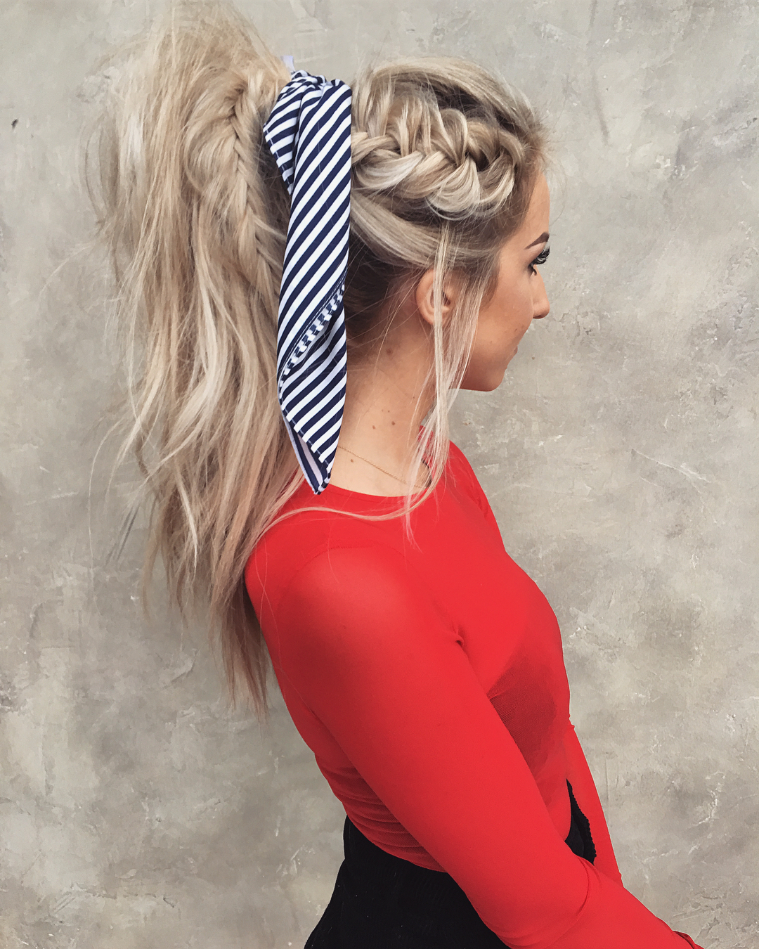 The chaotic hairstyle is braided with long hair, long hairstyles for women for the summer
