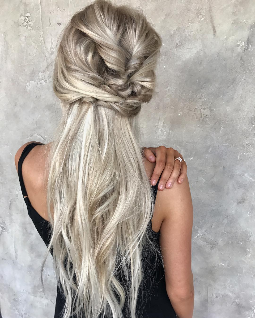 The chaotic hairstyle is braided with long hair, long hairstyles for women for the summer