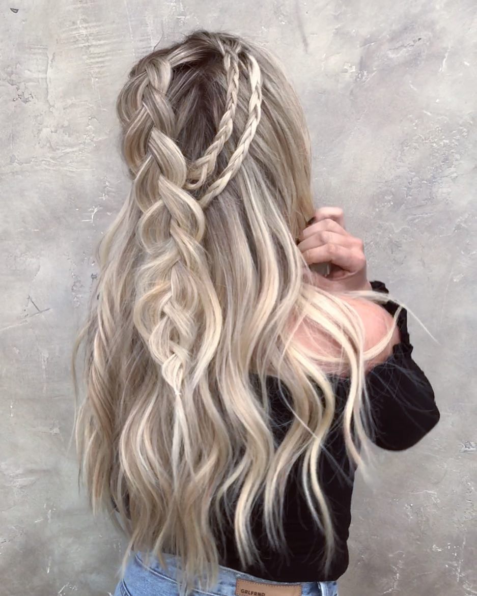 The chaotic hairstyle is braided with long hair, long hairstyles for women for the summer