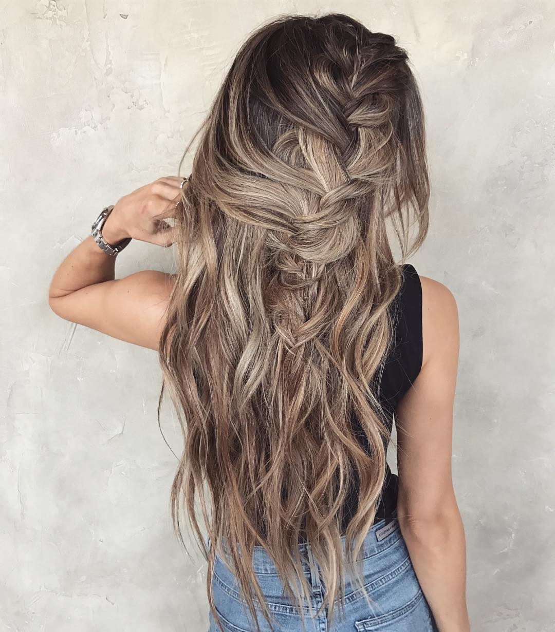 The chaotic hairstyle is braided with long hair, long hairstyles for women for the summer