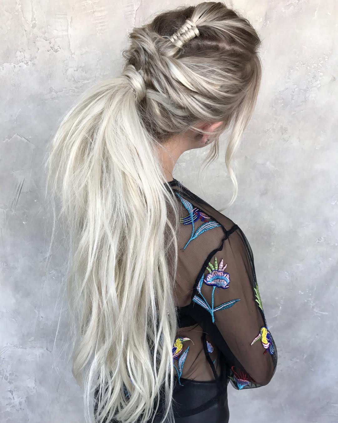 The chaotic hairstyle is braided with long hair, long hairstyles for women for the summer