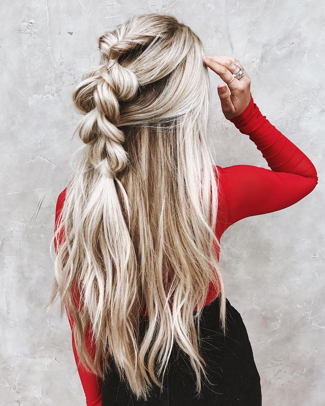 The chaotic hairstyle is braided with long hair, long hairstyles for women for the summer