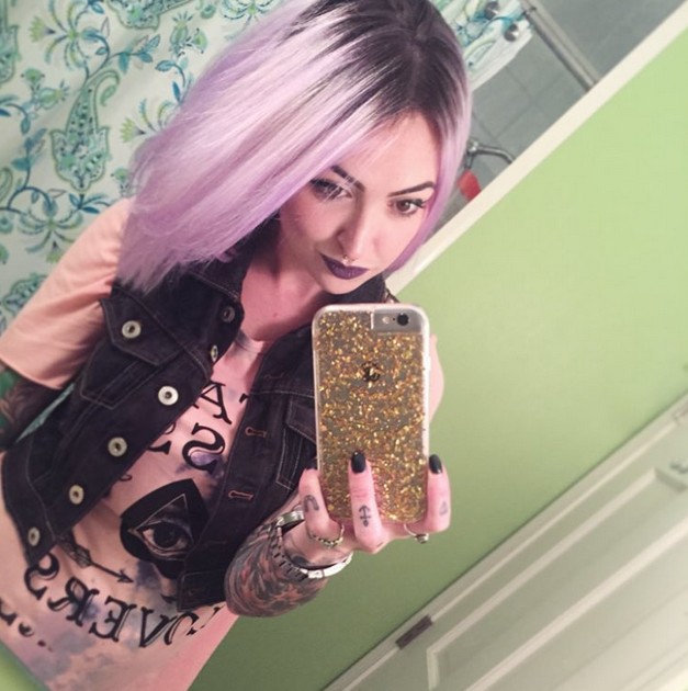 Umper's hair with a dark root of medium hair