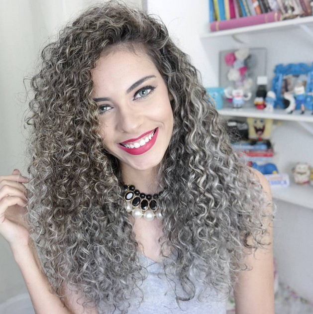 Long curly hairstyle allowed the silver strings