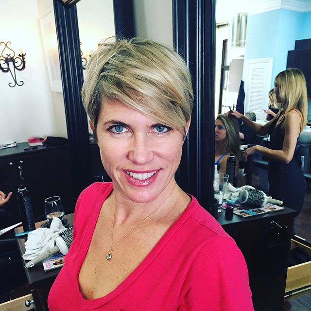 A short blonde cut with explosions for women over 40
