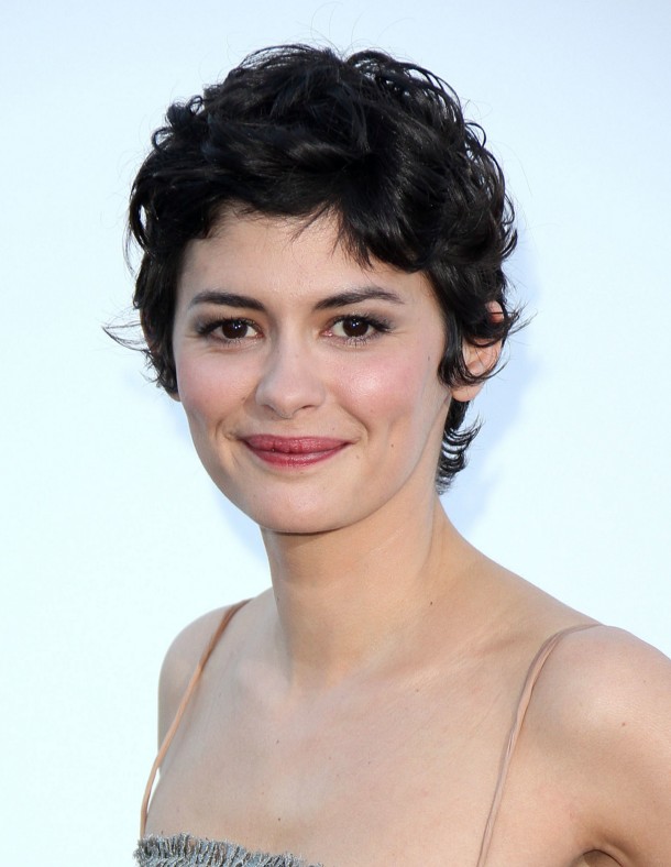 A short curly curly cut for circular faces