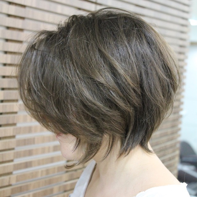 Side view of a cute, cute -layer, messy hair cutting