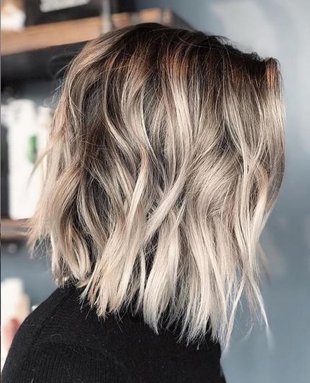 Simple hair styles for women, cutting the shoulder hair with thick hair Simple hair styles for women, cutting the shoulder hair with thick hair