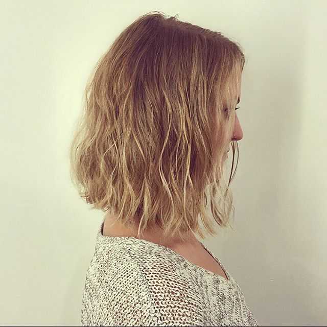A soft, wavy bob hairstyle for medium -length hair