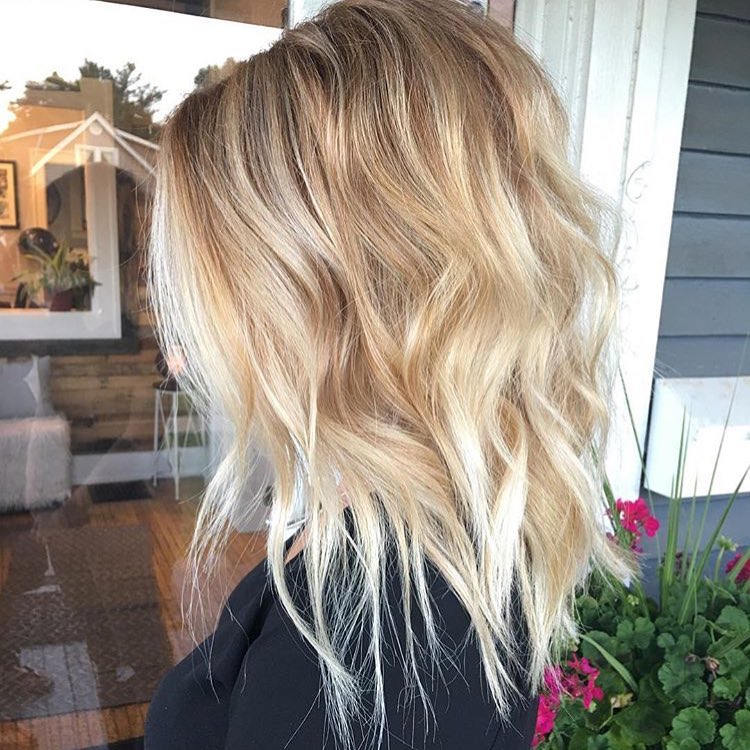 Elegant wavy hair styles - the length of the shoulder shaving the hair is wavy for women and girls Elegant wavy hair styles - the length of the shoulder shaving the hair is wavy for women and girls