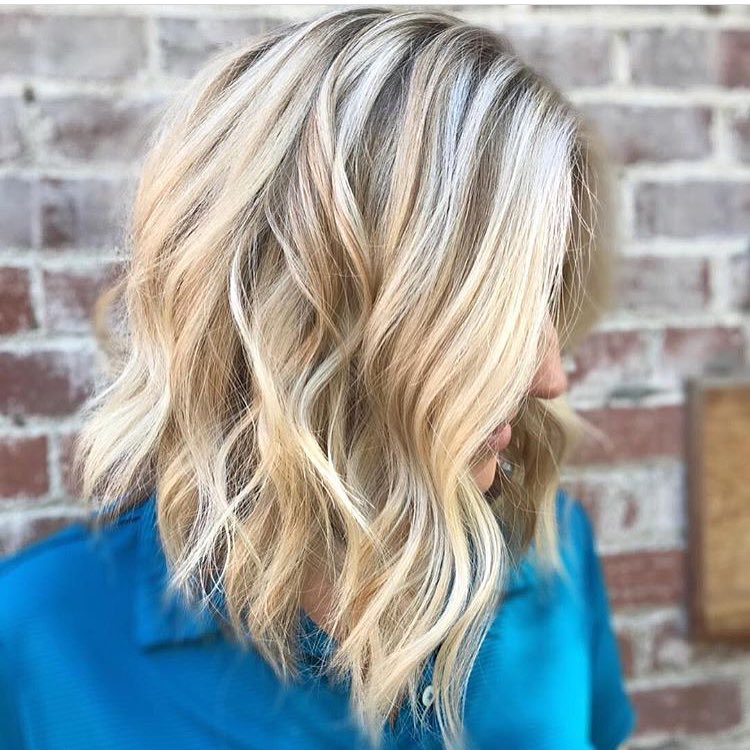 Elegant wavy hair styles - the length of the shoulder shaving the hair is wavy for women and girls Elegant wavy hair styles - the length of the shoulder shaving the hair is wavy for women and girls