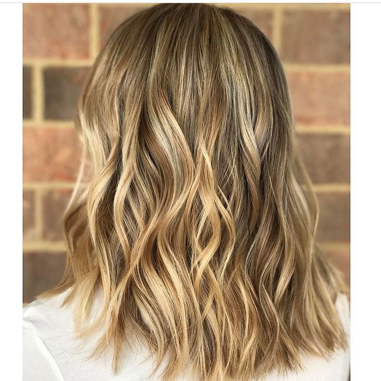 Elegant wavy hair styles - the length of the shoulder shaving the hair is wavy for women and girls Elegant wavy hair styles - the length of the shoulder shaving the hair is wavy for women and girls
