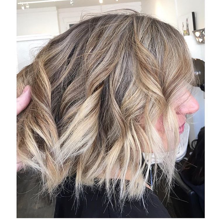 Elegant wavy hair styles - the length of the shoulder shaving the hair is wavy for women and girls Elegant wavy hair styles - the length of the shoulder shaving the hair is wavy for women and girls