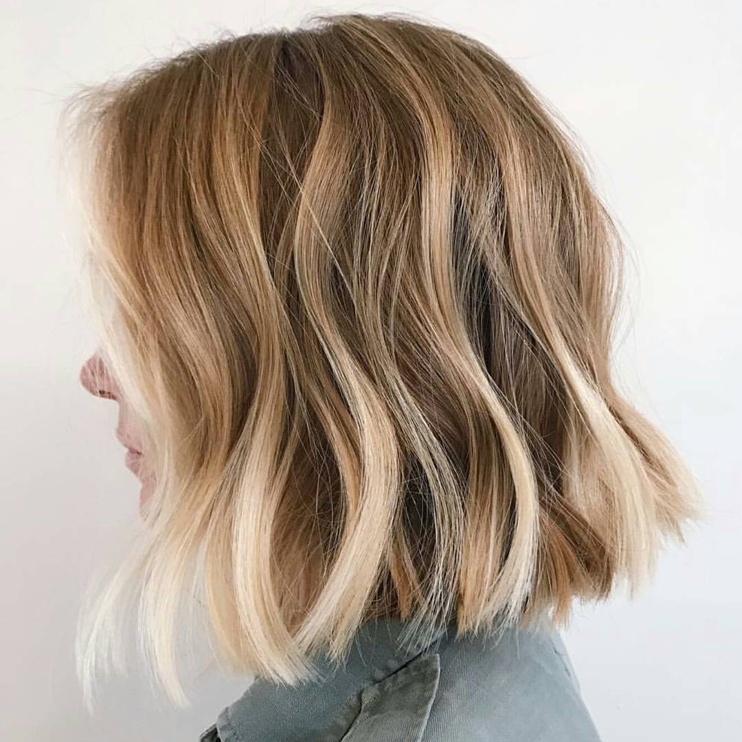 Elegant wavy hair styles - the length of the shoulder shaving the hair is wavy for women and girls Elegant wavy hair styles - the length of the shoulder shaving the hair is wavy for women and girls