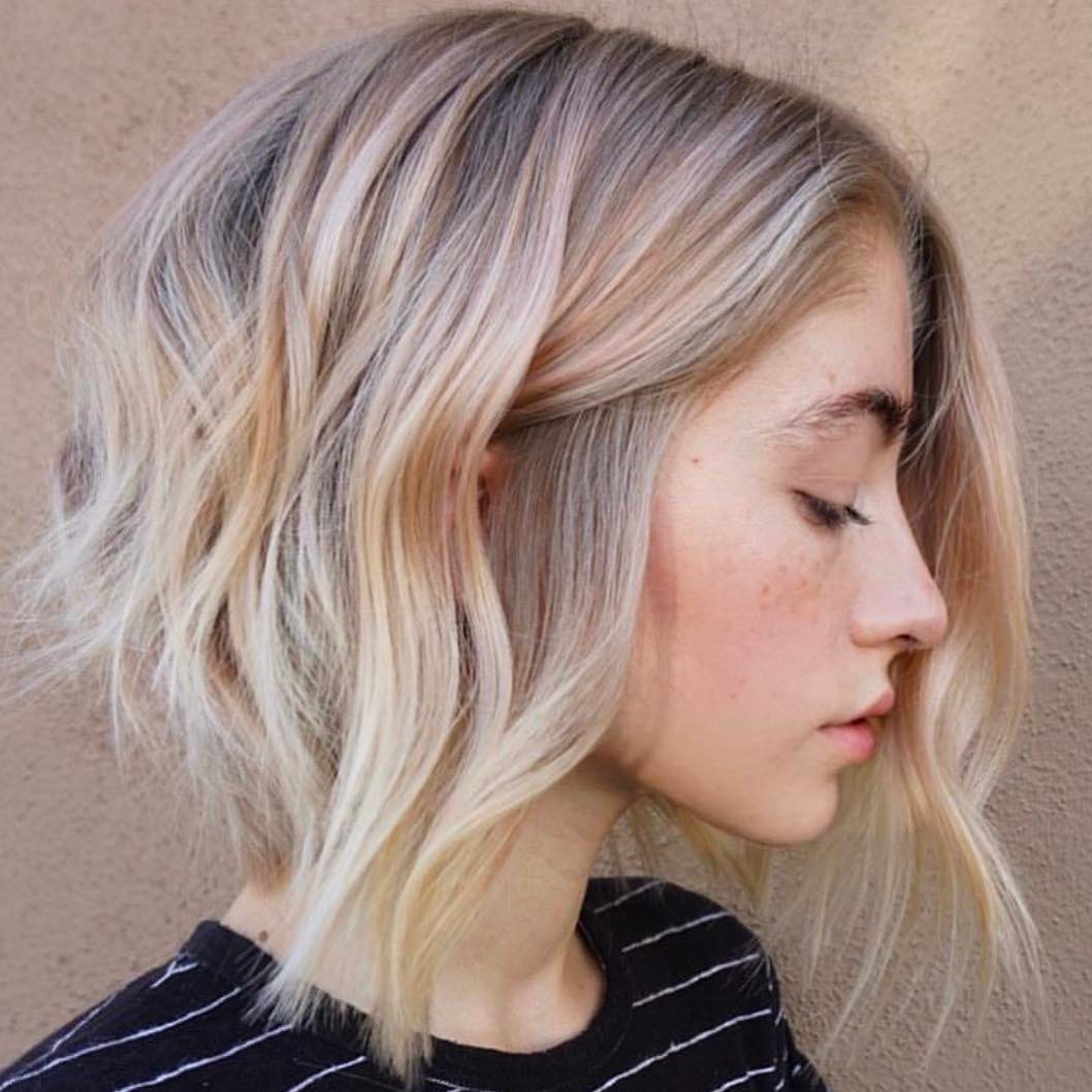Elegant wavy hair styles - the length of the shoulder shaving the hair is wavy for women and girls Elegant wavy hair styles - the length of the shoulder shaving the hair is wavy for women and girls
