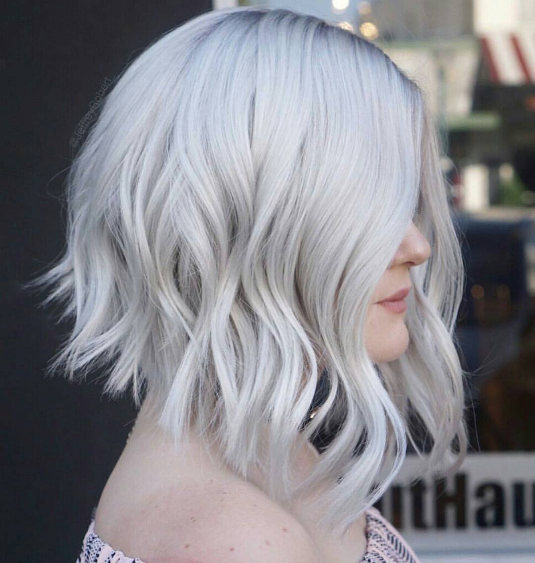 Elegant wavy hair styles - the length of the shoulder shaving the hair is wavy for women and girls Elegant wavy hair styles - the length of the shoulder shaving the hair is wavy for women and girls