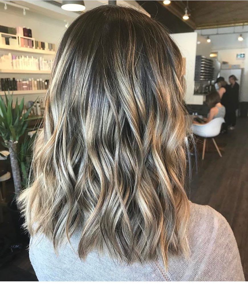 Elegant wavy hair styles - the length of the shoulder shaving the hair is wavy for women and girls Elegant wavy hair styles - the length of the shoulder shaving the hair is wavy for women and girls