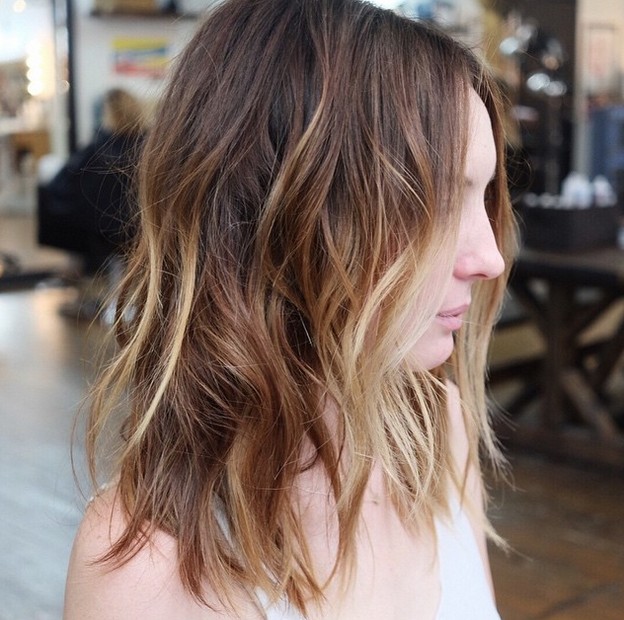 The sun comes up with the crown bob cutting the hair hairstyle for the medium shoulder hair