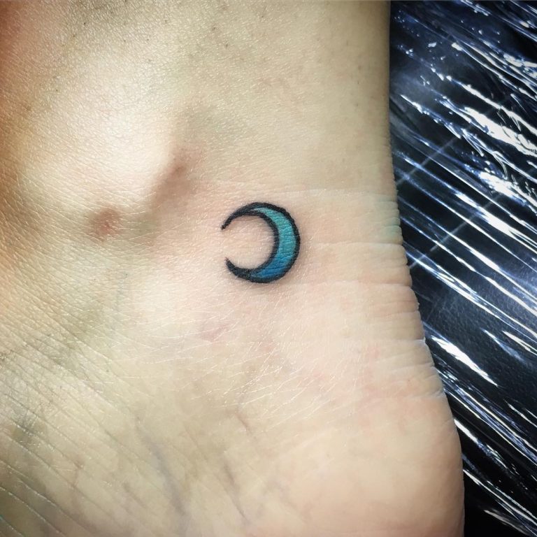 Crescent Moon Tattoos: Mystical Symbols of Change, Intuition, and Growth