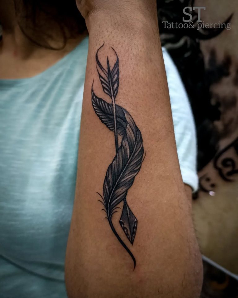 Feather Tattoos: Symbols of Freedom, Lightness, and Spiritual Connection
