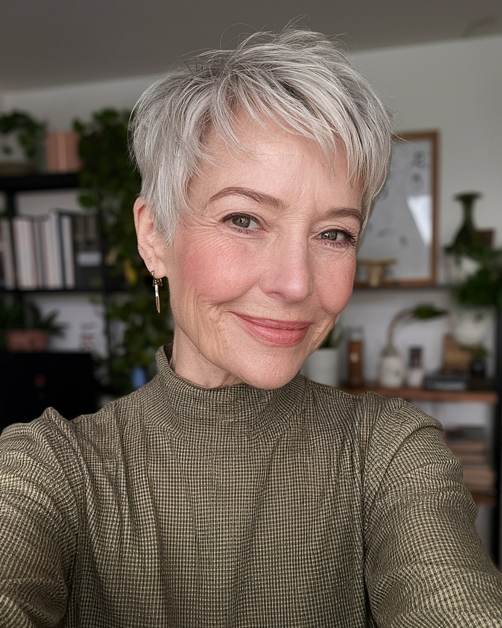 Short gray feathered haircut with a raised crown for fine hair over 60 years old