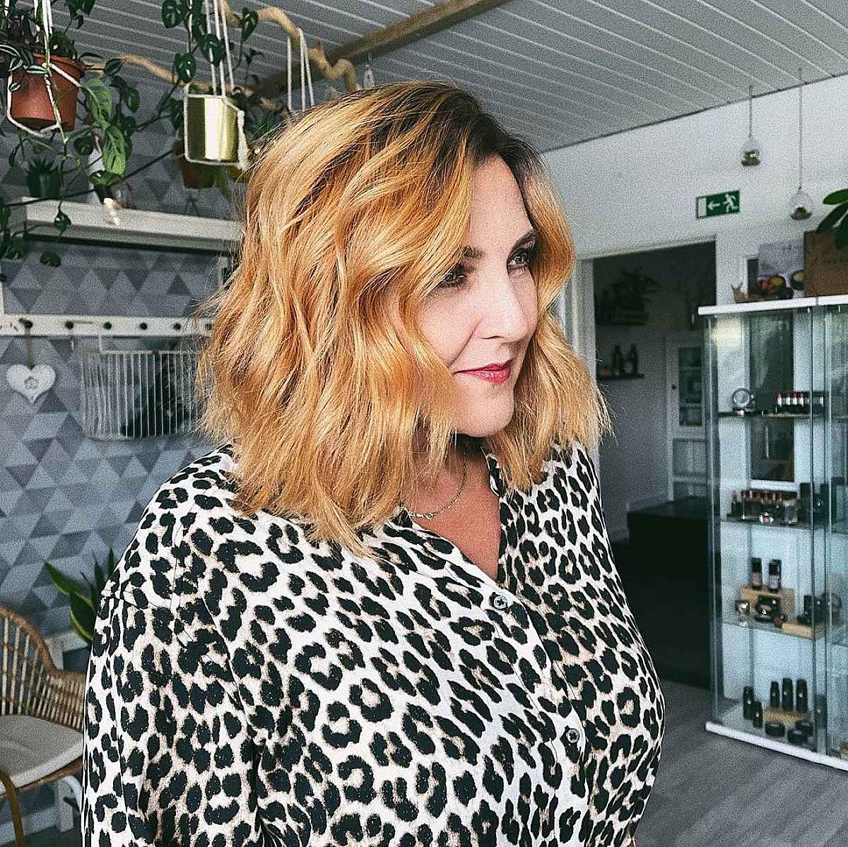 Hairstyle with medium length golden blonde waves